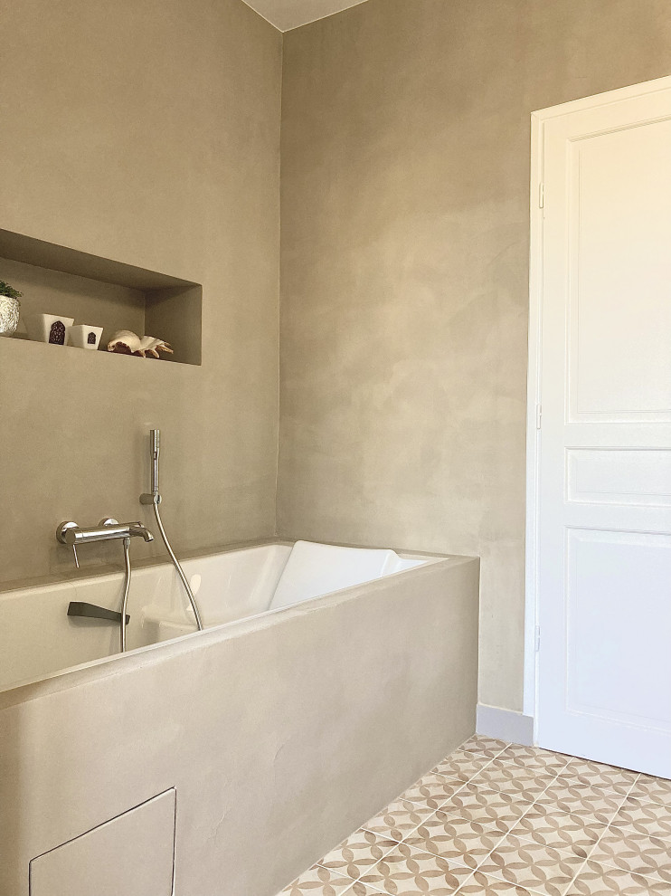 На фото: ванная комната среднего размера в средиземноморском стиле с