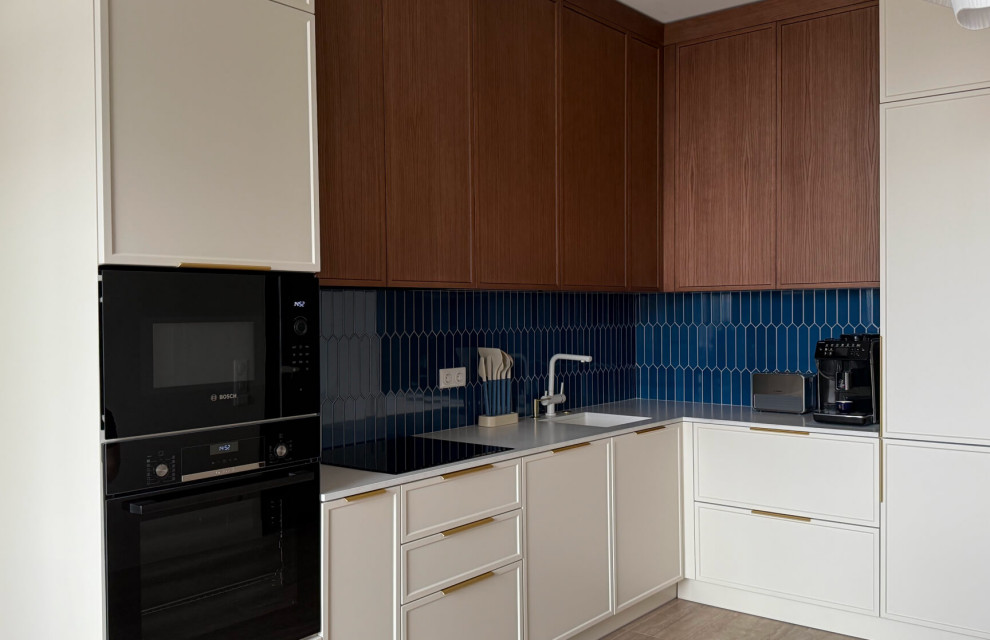 Кухня Петра в кремово-белом цвете с древесными элементами