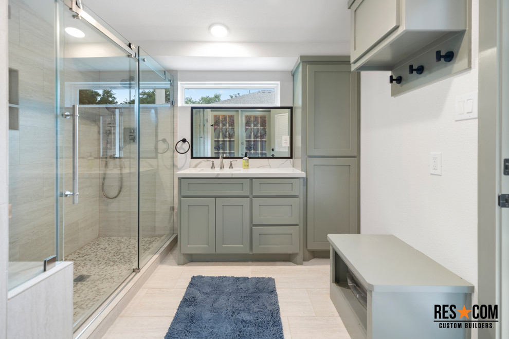 Richmond - Pool and pool bathroom