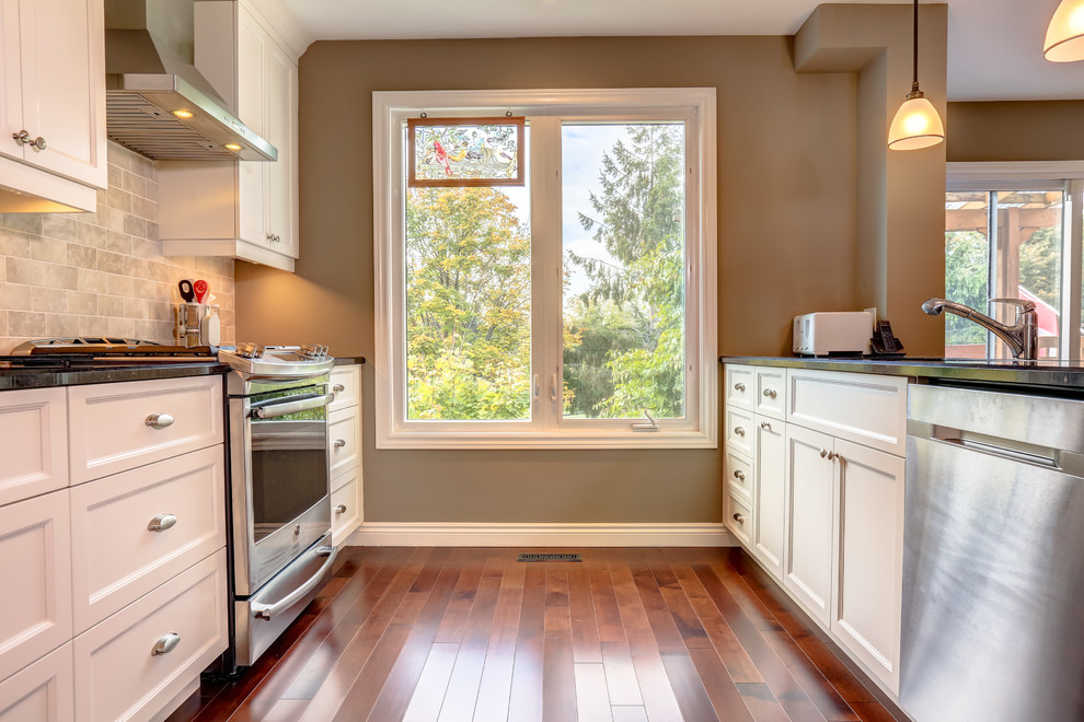 Kitchen - transitional kitchen idea in Toronto