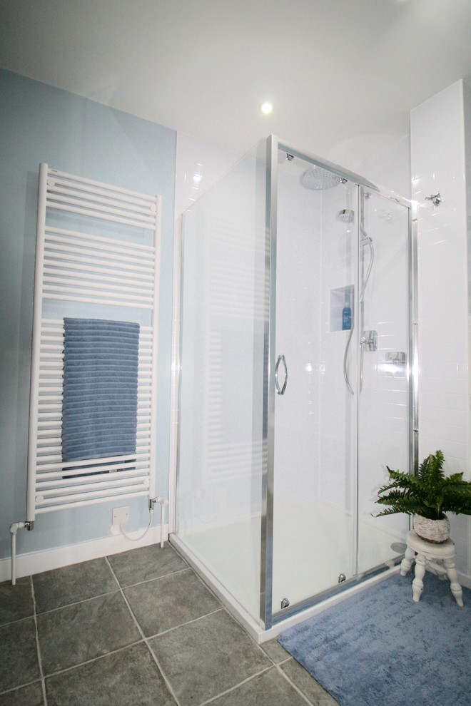 Esempio di una stanza da bagno per bambini tradizionale di medie dimensioni con vasca da incasso, doccia aperta, WC monopezzo, pareti blu, pavimento in vinile e lavabo a colonna