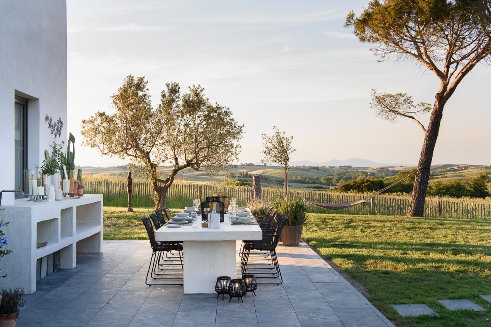 Mittelgroße, Unbedeckte Moderne Terrasse neben dem Haus mit Outdoor-Küche in Sonstige