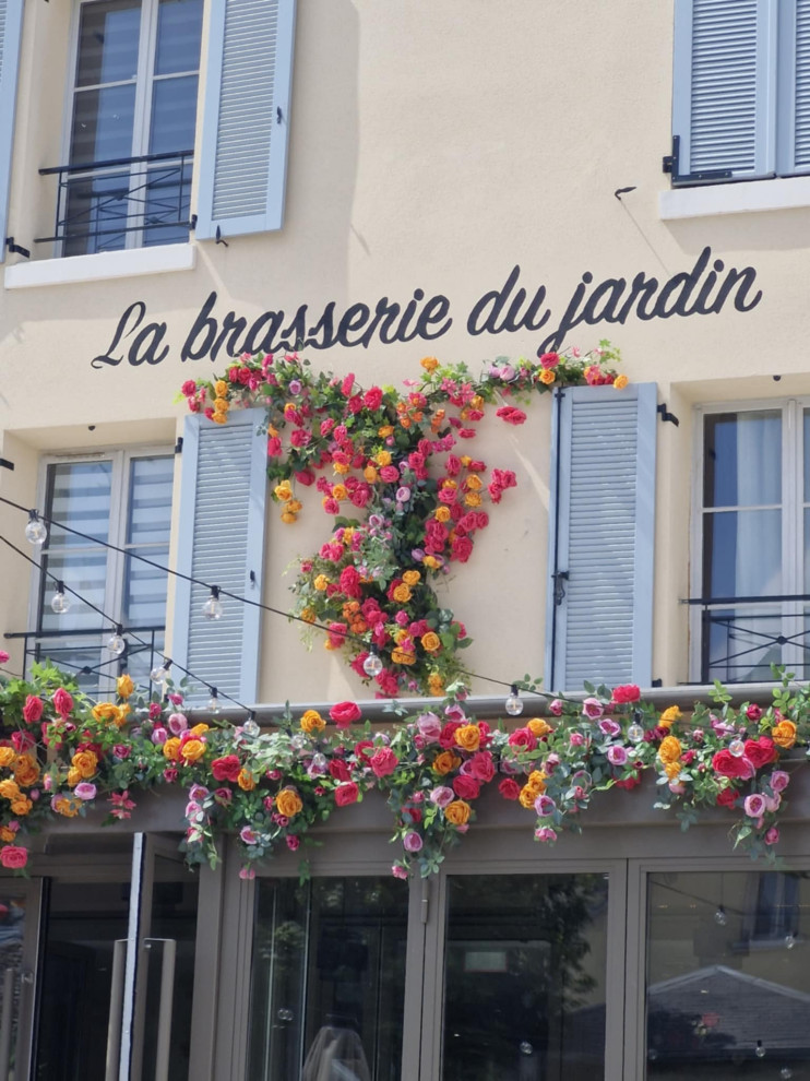Création façade fleurie de restaurant