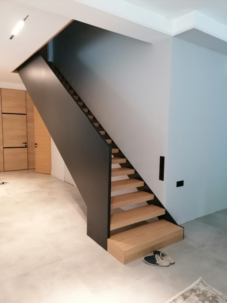 Лестница на металлическом косоуре