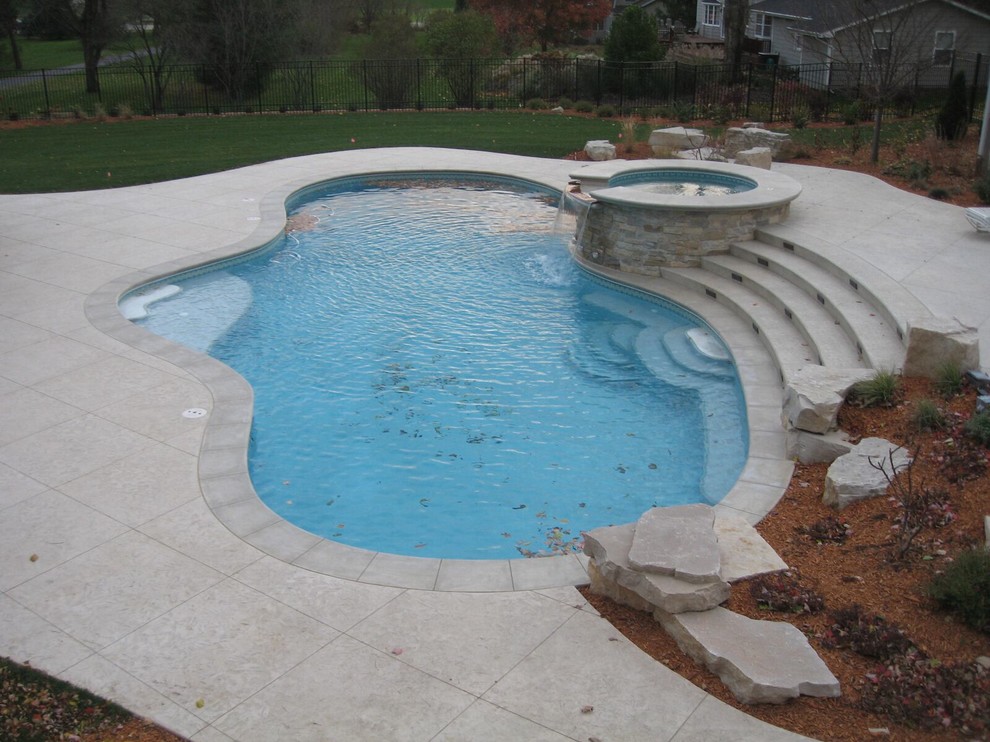 Transitional pool photo in Cedar Rapids