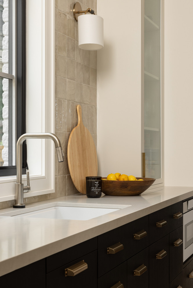 Kitchen - transitional kitchen idea in Toronto