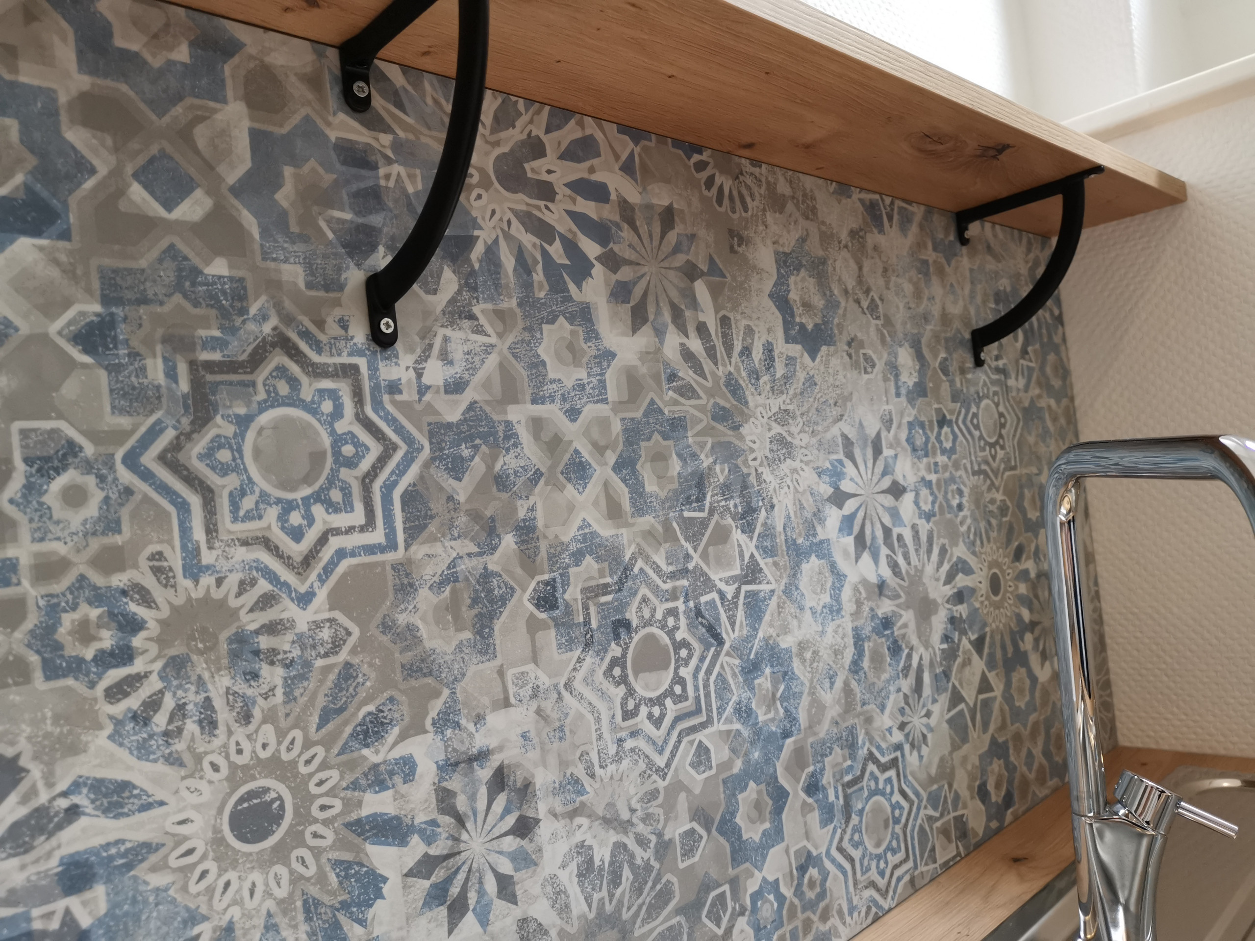 Beige et bois pour une ambiance chaleureuse.