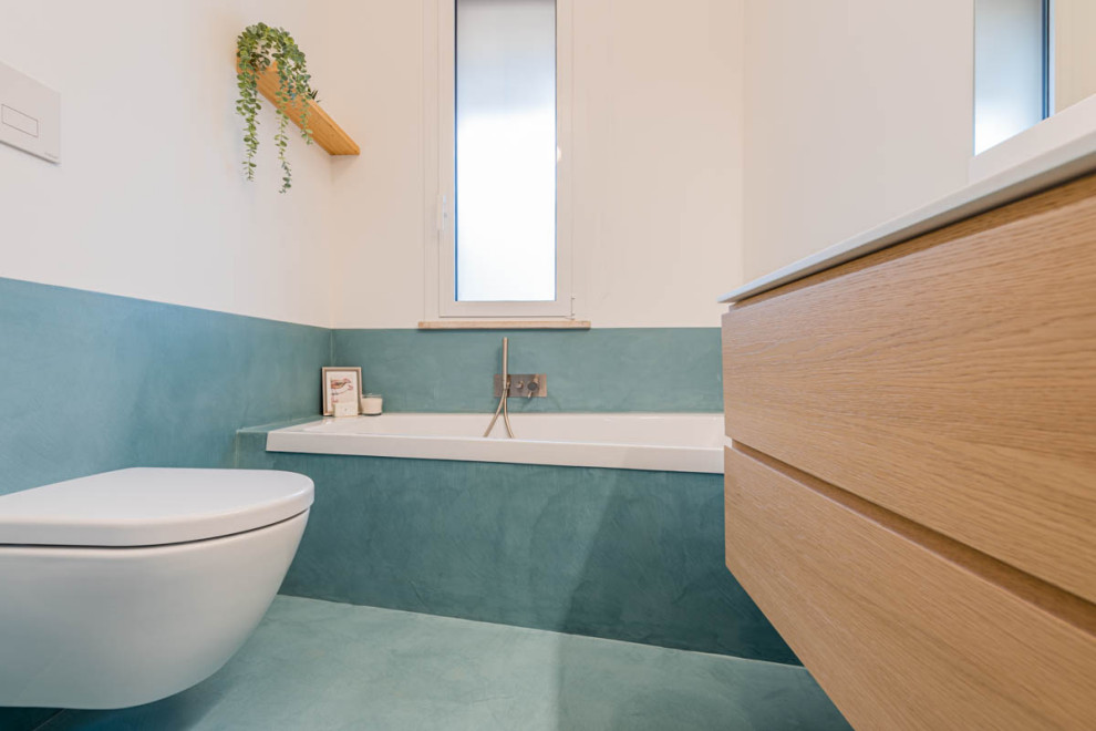 Источник вдохновения для домашнего уюта: большая ванная комната в современном стиле с плоскими фасадами, светлыми деревянными фасадами, накладной ванной, душем без бортиков, инсталляцией, белыми стенами, душевой кабиной, монолитной раковиной, столешницей из искусственного камня, синим полом, открытым душем, белой столешницей, тумбой под одну раковину и подвесной тумбой
