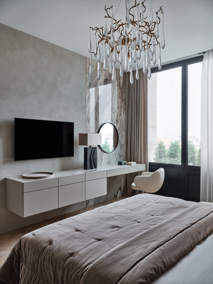 Foto de dormitorio principal y beige y blanco contemporáneo pequeño con paredes beige, suelo de madera en tonos medios, suelo beige y boiserie