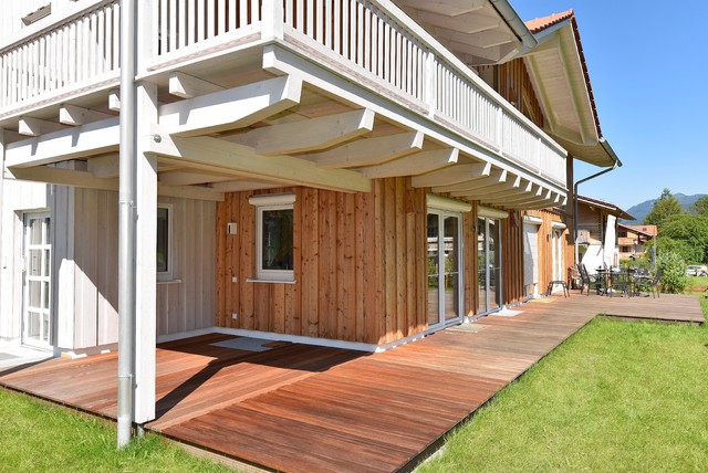 Zweifamilienhaus mit gro&szlig;em Balkon deck