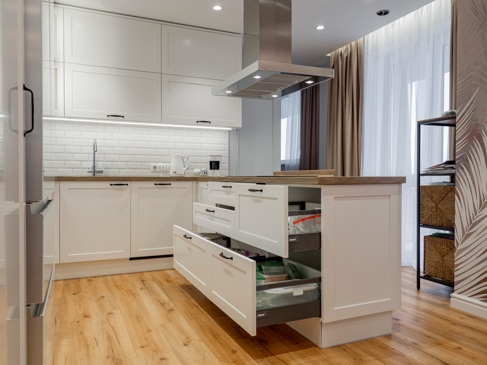 Стильная неоклассическая кухне в белом цвете