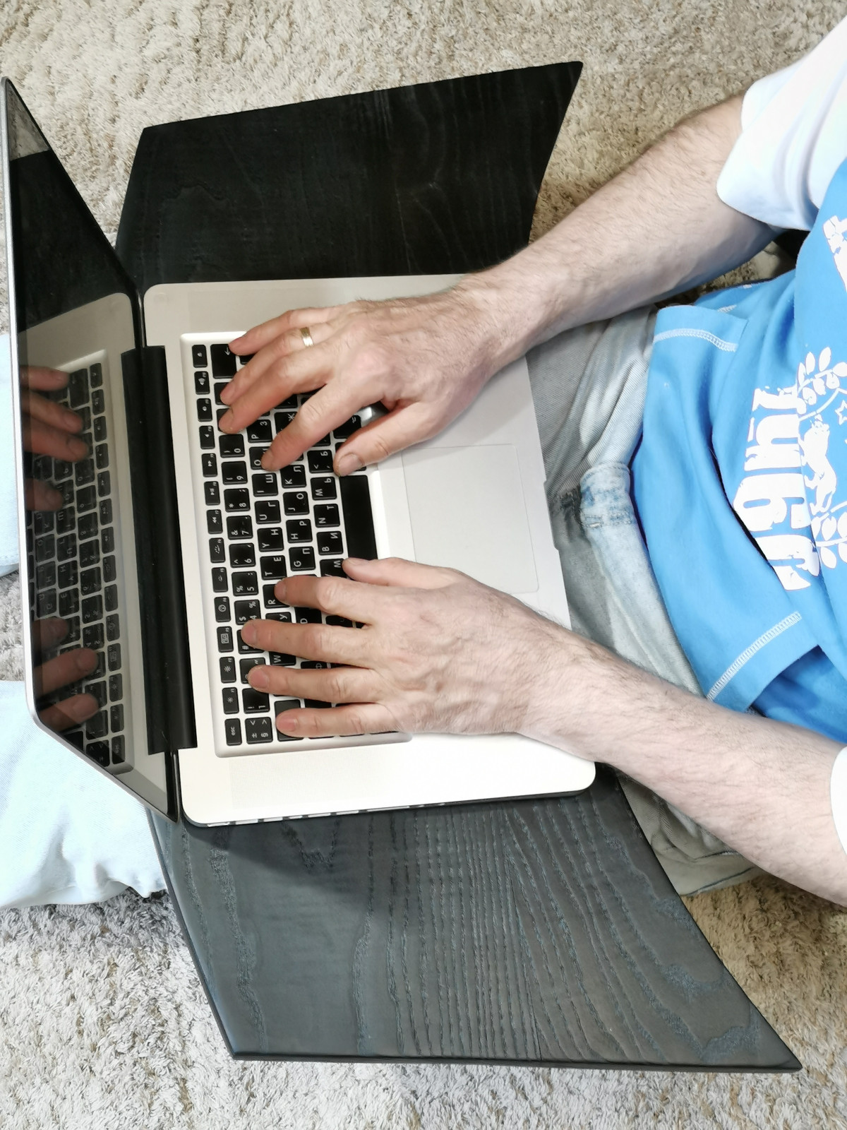 Столик для работы на диване