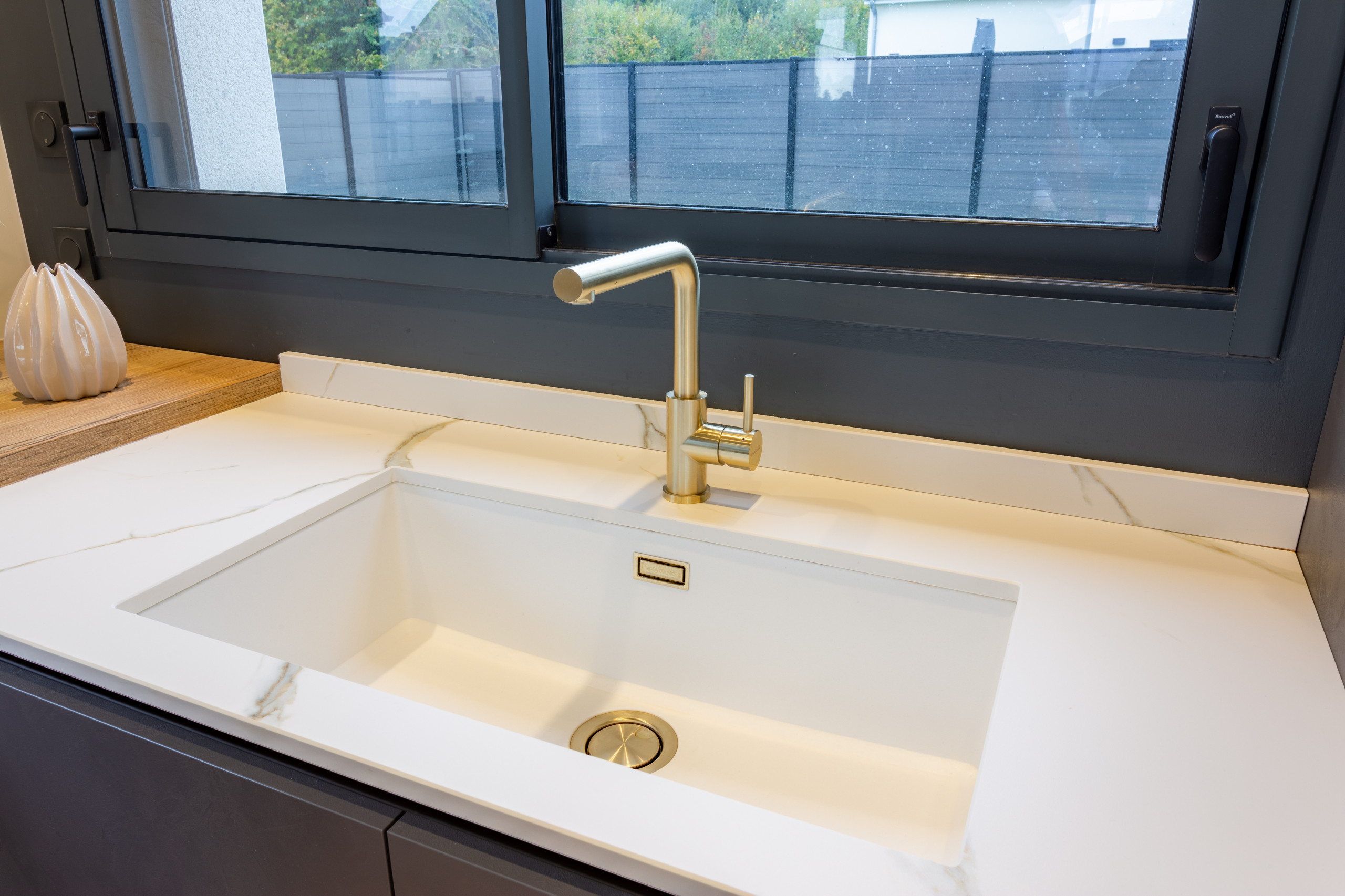 Création dune cuisine ouverte avec coin repas dans un pavillon contemporrain