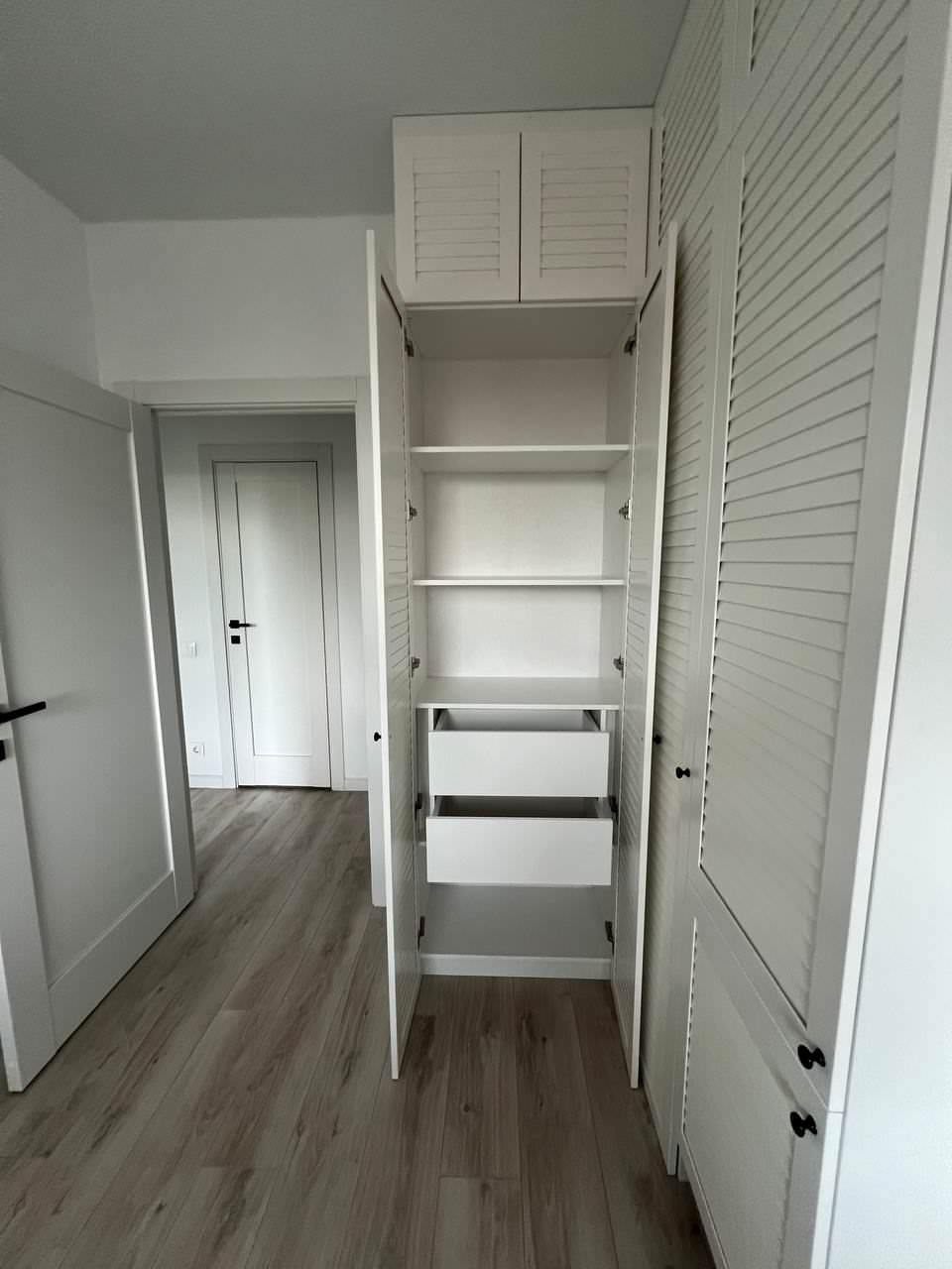 Распашные шкафы