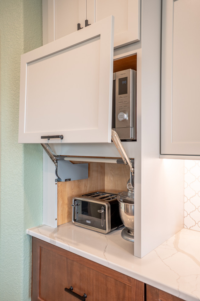 Transitional kitchen photo in Milwaukee