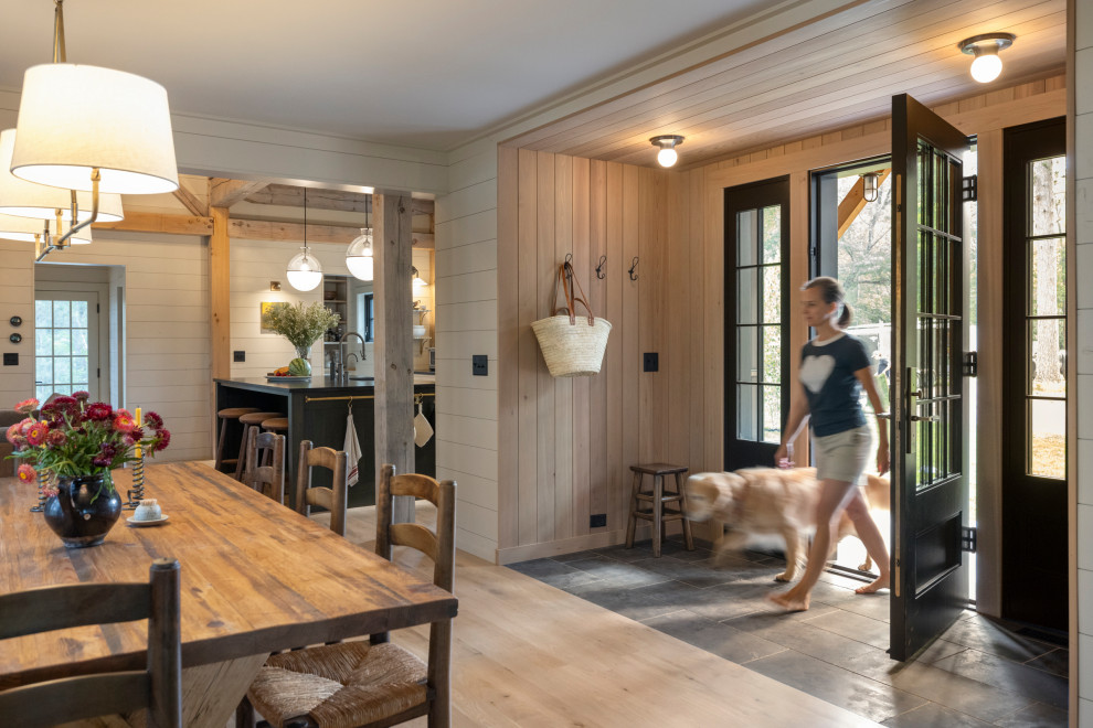 Example of a mountain style entryway design in Minneapolis