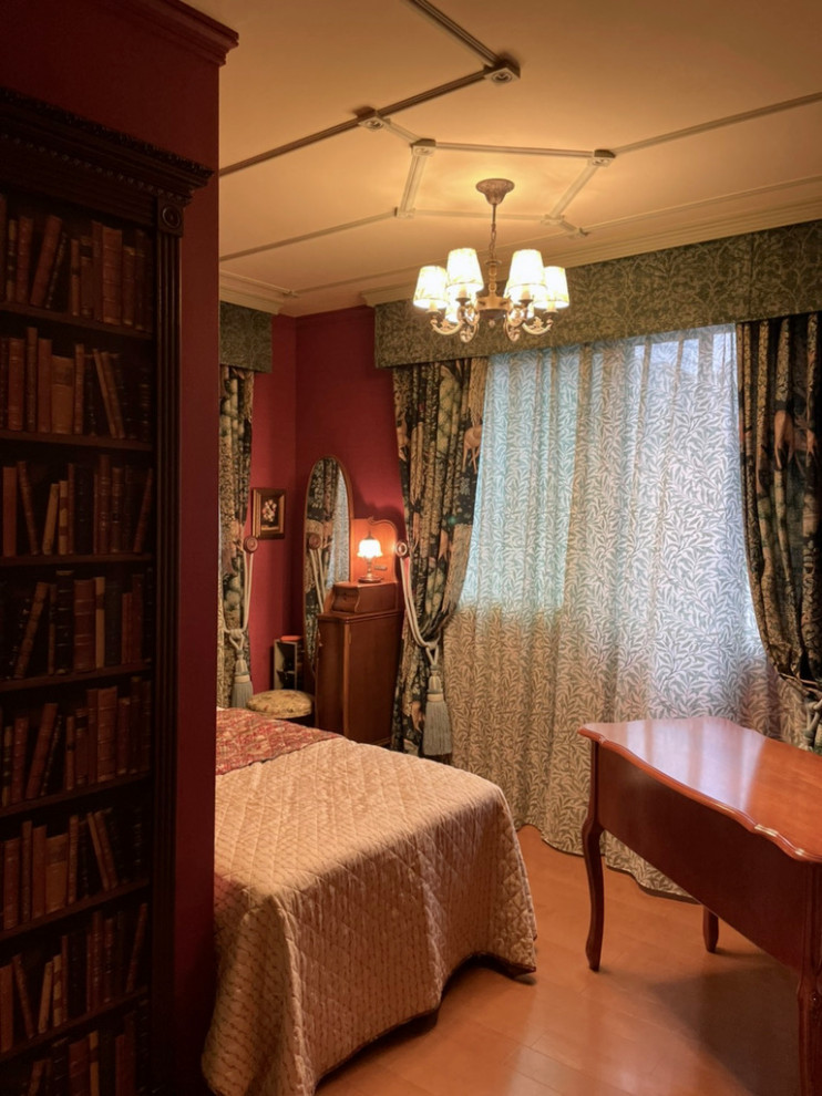 Ejemplo de despacho beige clásico pequeño con paredes rojas, suelo de contrachapado, escritorio independiente, suelo marrón, machihembrado y papel pintado