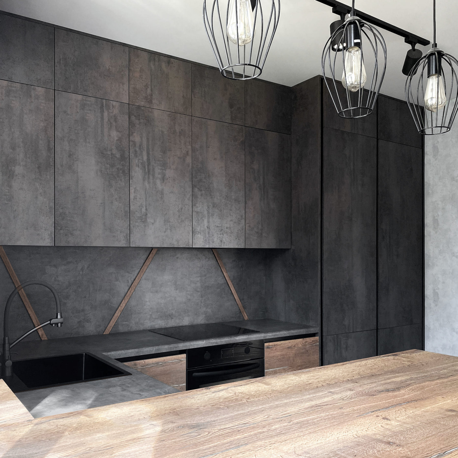 Встроенная темная кухня в стиле лофт с барной стойкой