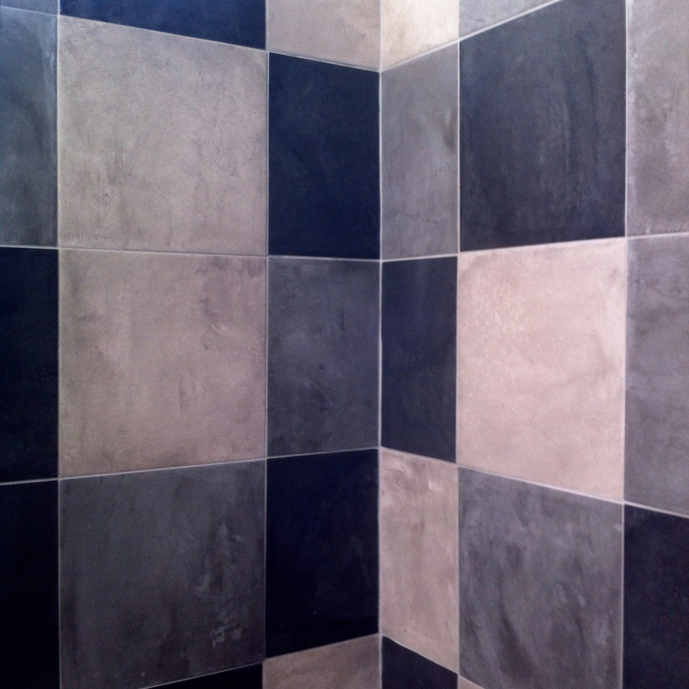 Immagine di una stanza da bagno con doccia minimal di medie dimensioni con WC sospeso, piastrelle multicolore, piastrelle di cemento, pavimento in gres porcellanato e pavimento beige