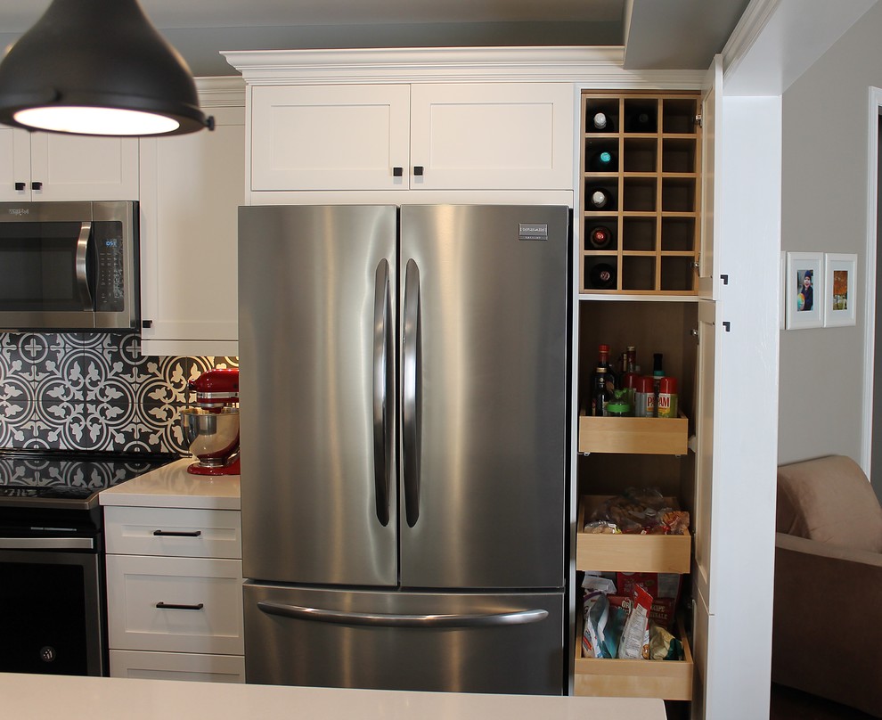 Transitional kitchen photo in Toronto