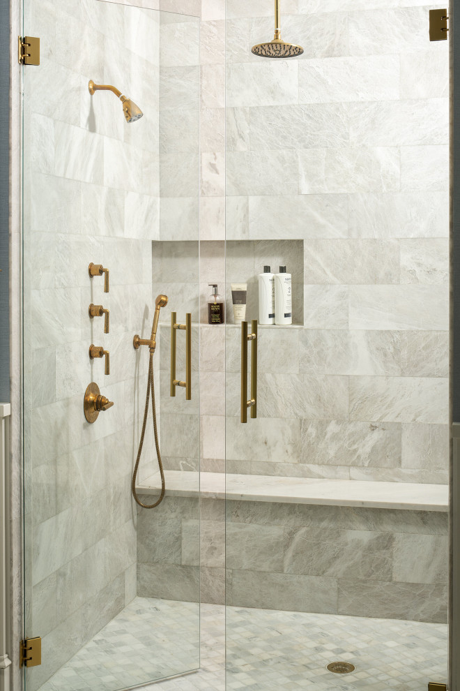 Diseño de cuarto de baño principal y doble mediterráneo de tamaño medio con bañera esquinera, combinación de ducha y bañera, lavabo bajoencimera y ducha abierta