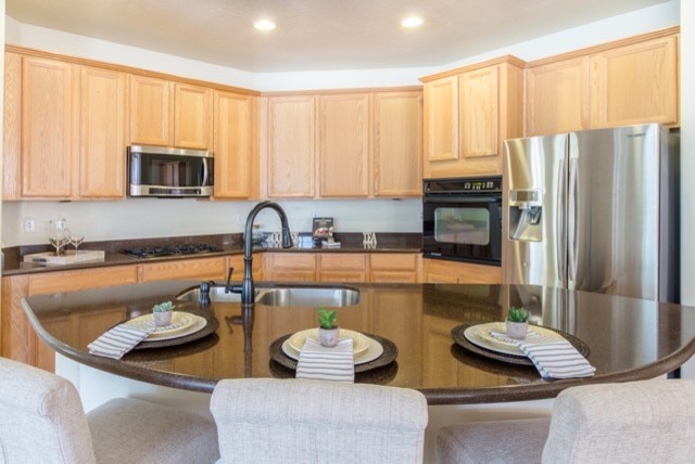 Kitchen - transitional kitchen idea in Phoenix