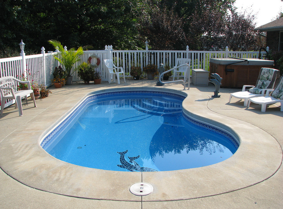 Example of a small backyard concrete paver and kidney-shaped natural hot tub design in Cincinnati