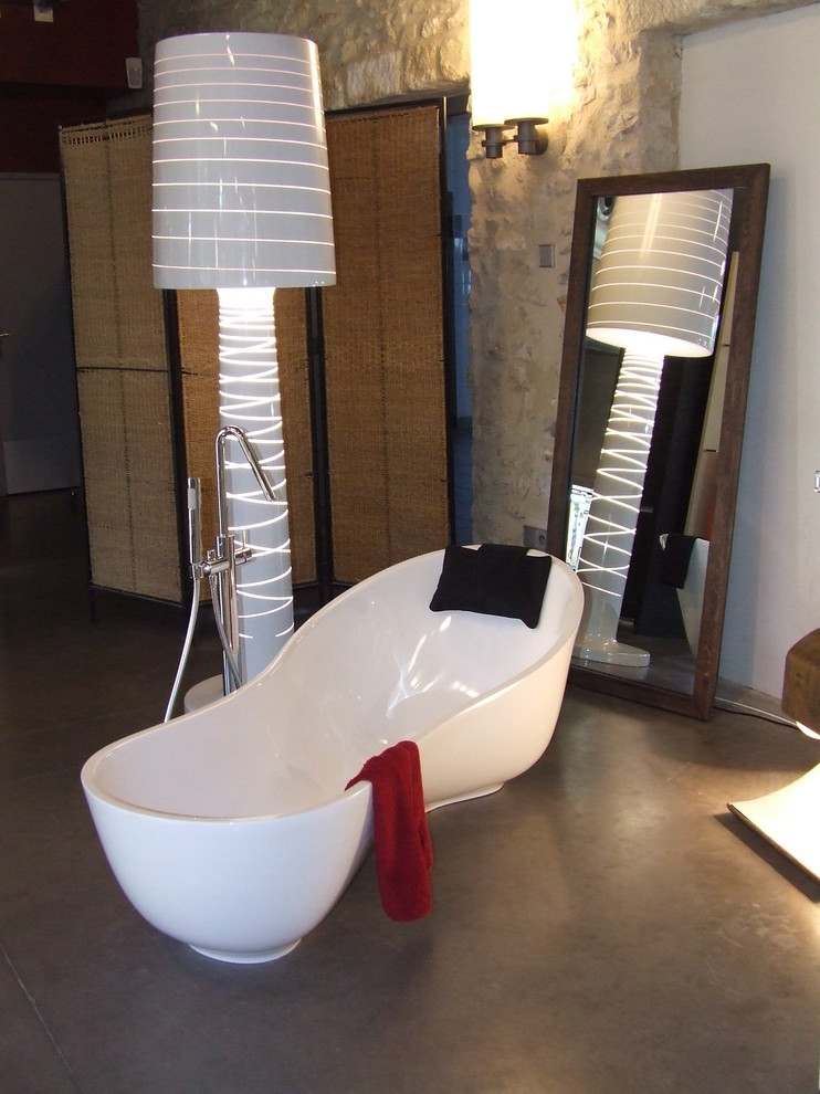 This is an example of a contemporary bathroom in Montpellier.