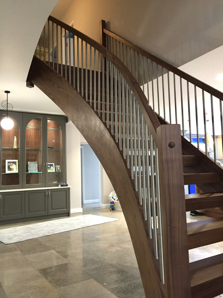 Exemple d'un escalier courbe tendance de taille moyenne avec des marches en bois.