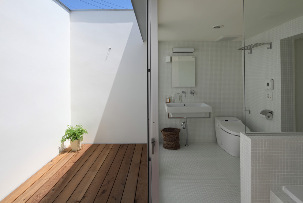 This is an example of a small modern master bathroom in Nagoya.