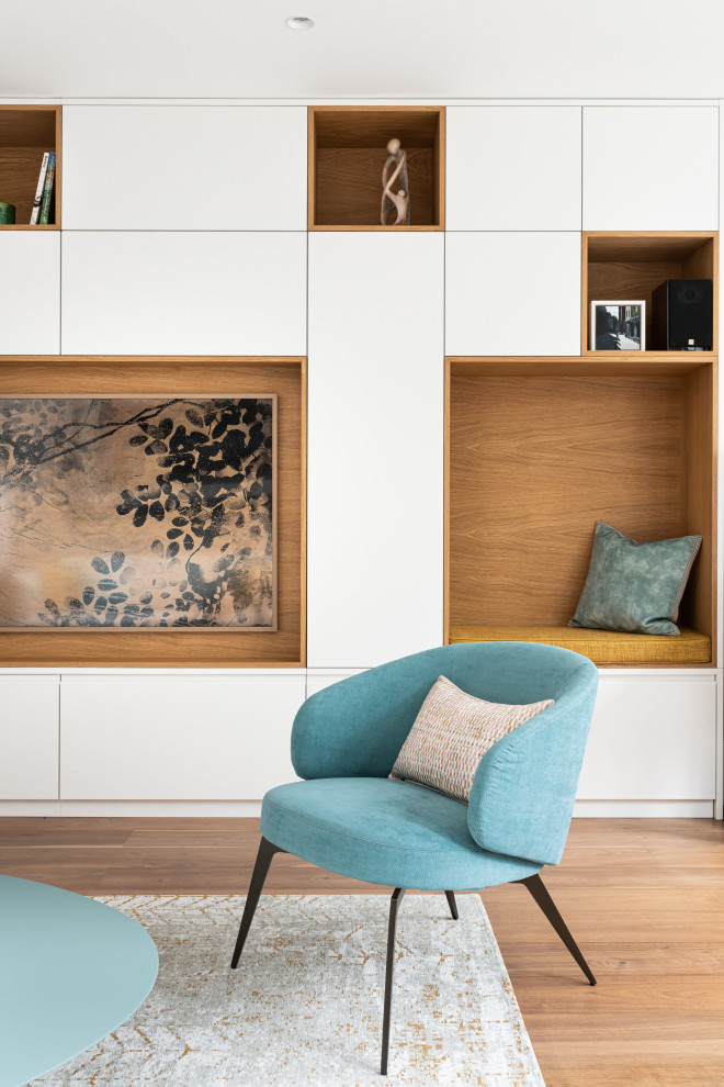 Idee per un grande soggiorno contemporaneo aperto con sala formale, pareti beige, pavimento in legno massello medio, TV a parete, pavimento marrone e pannellatura