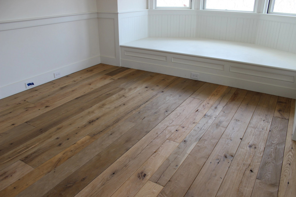 Ispirazione per un soggiorno classico con pavimento in legno massello medio, pavimento marrone e boiserie