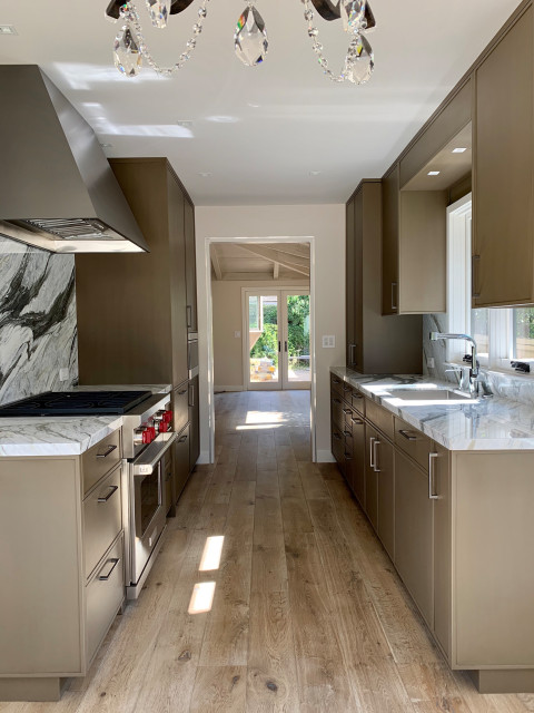 Kitchen transitional-kitchen