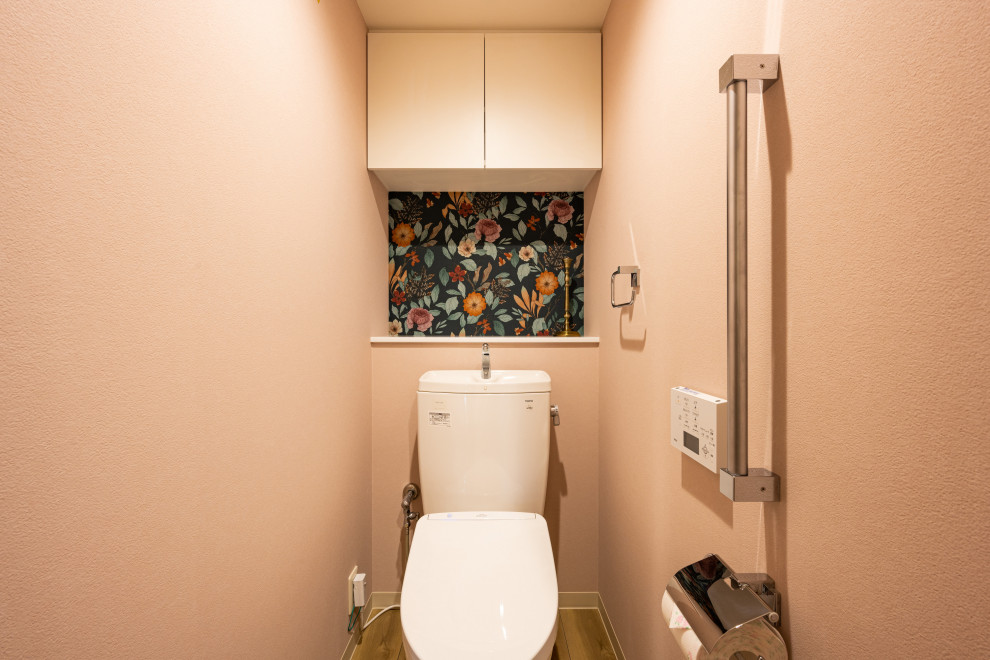 大阪にあるお手頃価格の小さなトラディショナルスタイルのおしゃれなトイレ (ピンクの壁、クッションフロア、ベージュの床、アクセントウォール、クロスの天井、壁紙、ベージュの天井) の写真