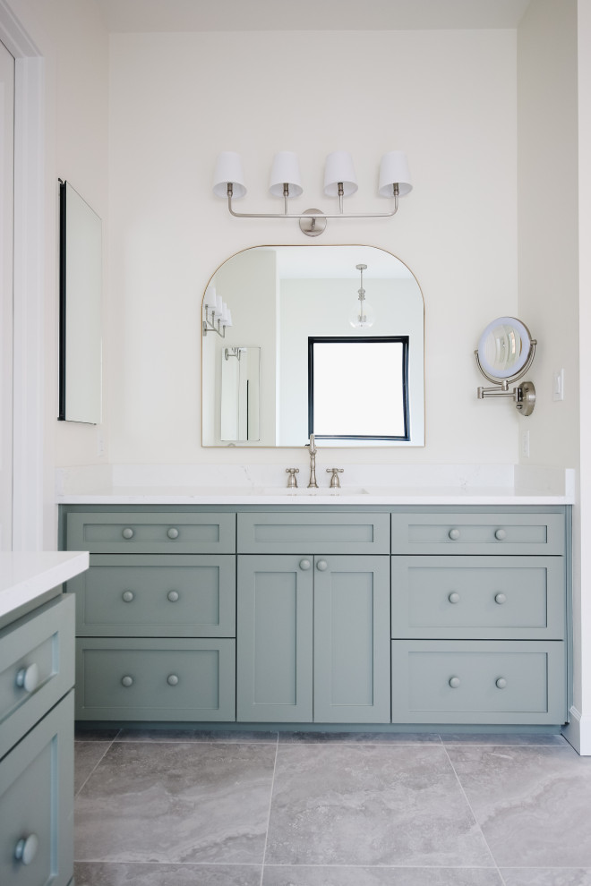 Immagine di una grande stanza da bagno padronale con pareti beige, pavimento in marmo, top in marmo, pavimento grigio, top bianco e due lavabi