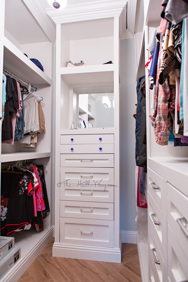 Diseño de armario vestidor unisex tradicional renovado de tamaño medio con armarios con paneles empotrados, puertas de armario blancas y suelo de baldosas de cerámica