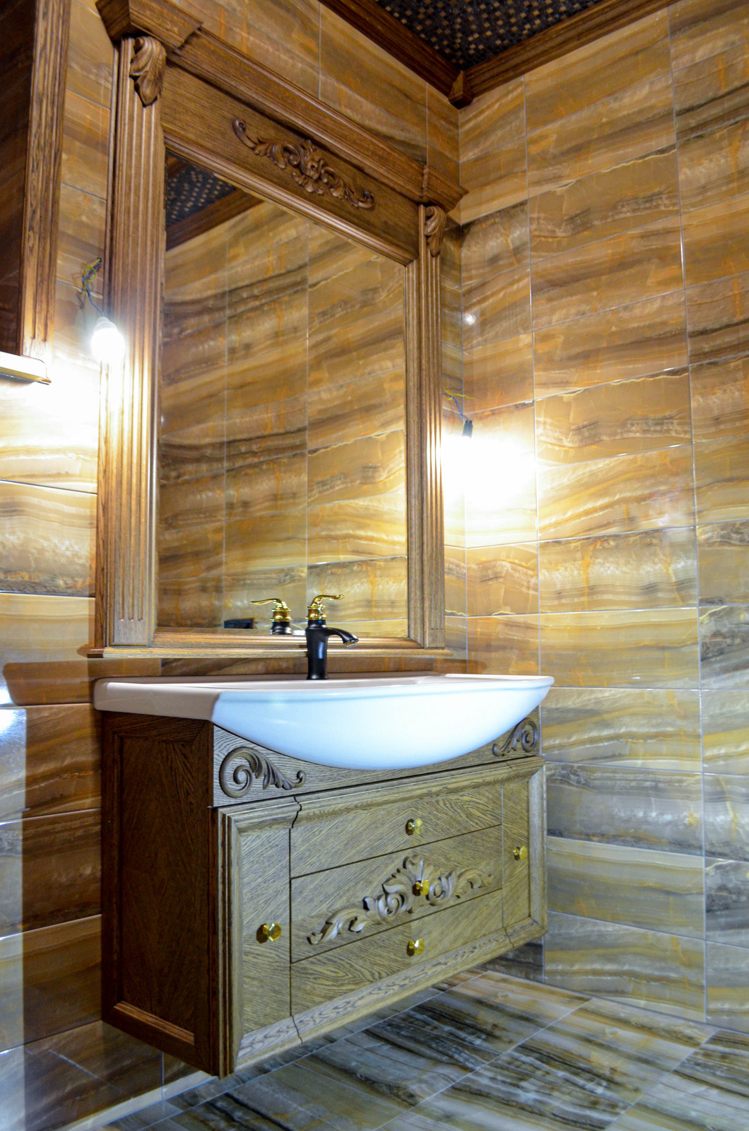 Ванная комната. Потолок, зеркало и тумба под раковину