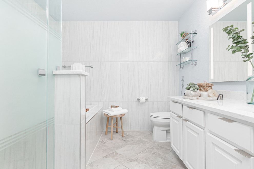 Стильный дизайн: маленькая главная ванная комната в стиле неоклассика (современная классика) с фасадами с выступающей филенкой, белыми фасадами, накладной ванной, душем в нише, унитазом-моноблоком, белой плиткой, керамогранитной плиткой, белыми стенами, полом из керамической плитки, врезной раковиной, столешницей из искусственного кварца, бежевым полом, душем с распашными дверями, белой столешницей, тумбой под одну раковину и встроенной тумбой для на участке и в саду - последний тренд