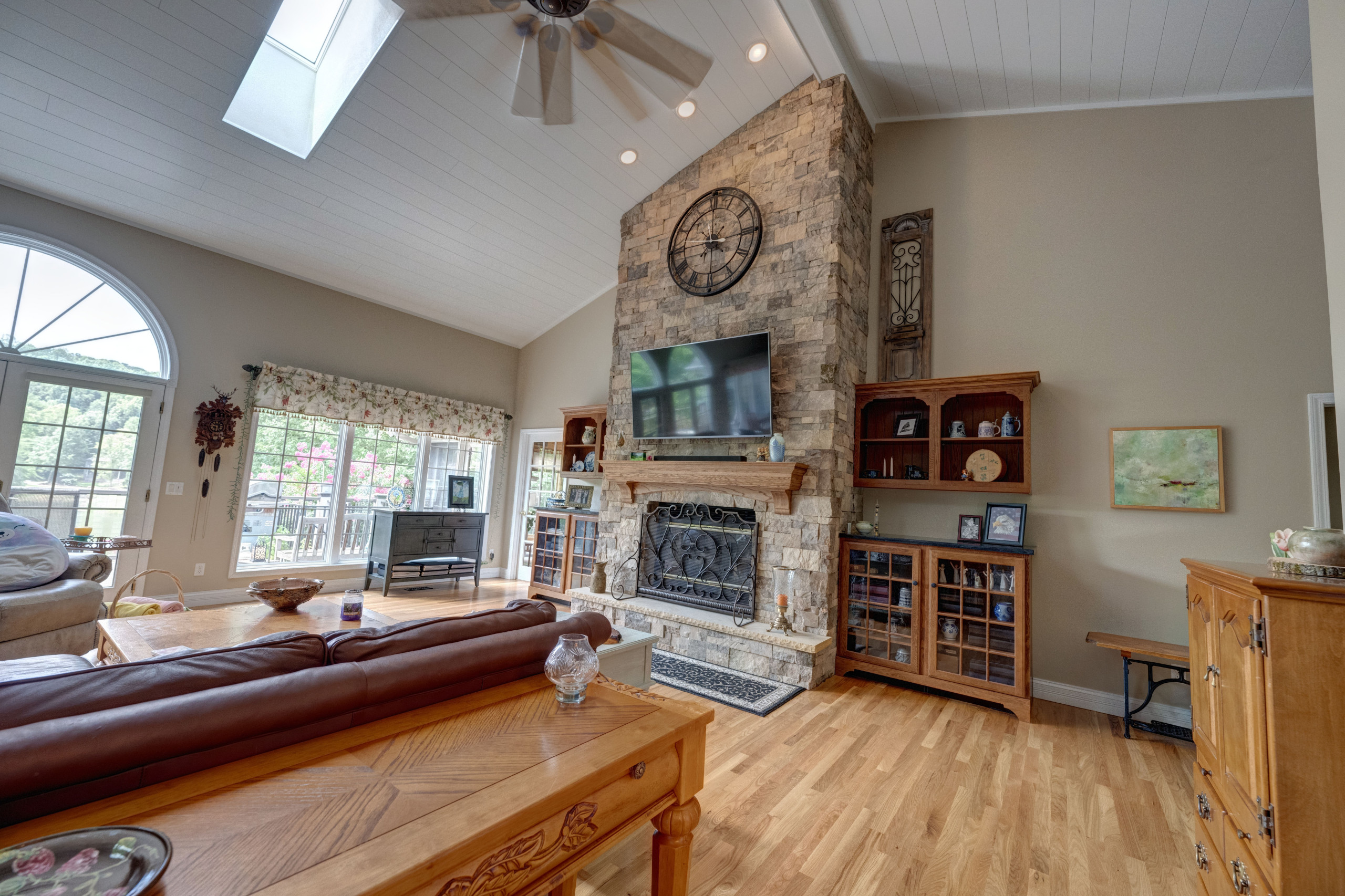 118 Chatham Lane - Ceiling, Fireplace, Floor