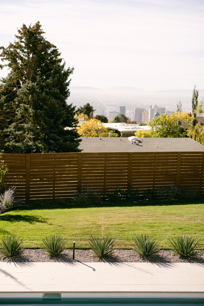 Immagine di un privacy in giardino design dietro casa con ghiaia e recinzione in legno