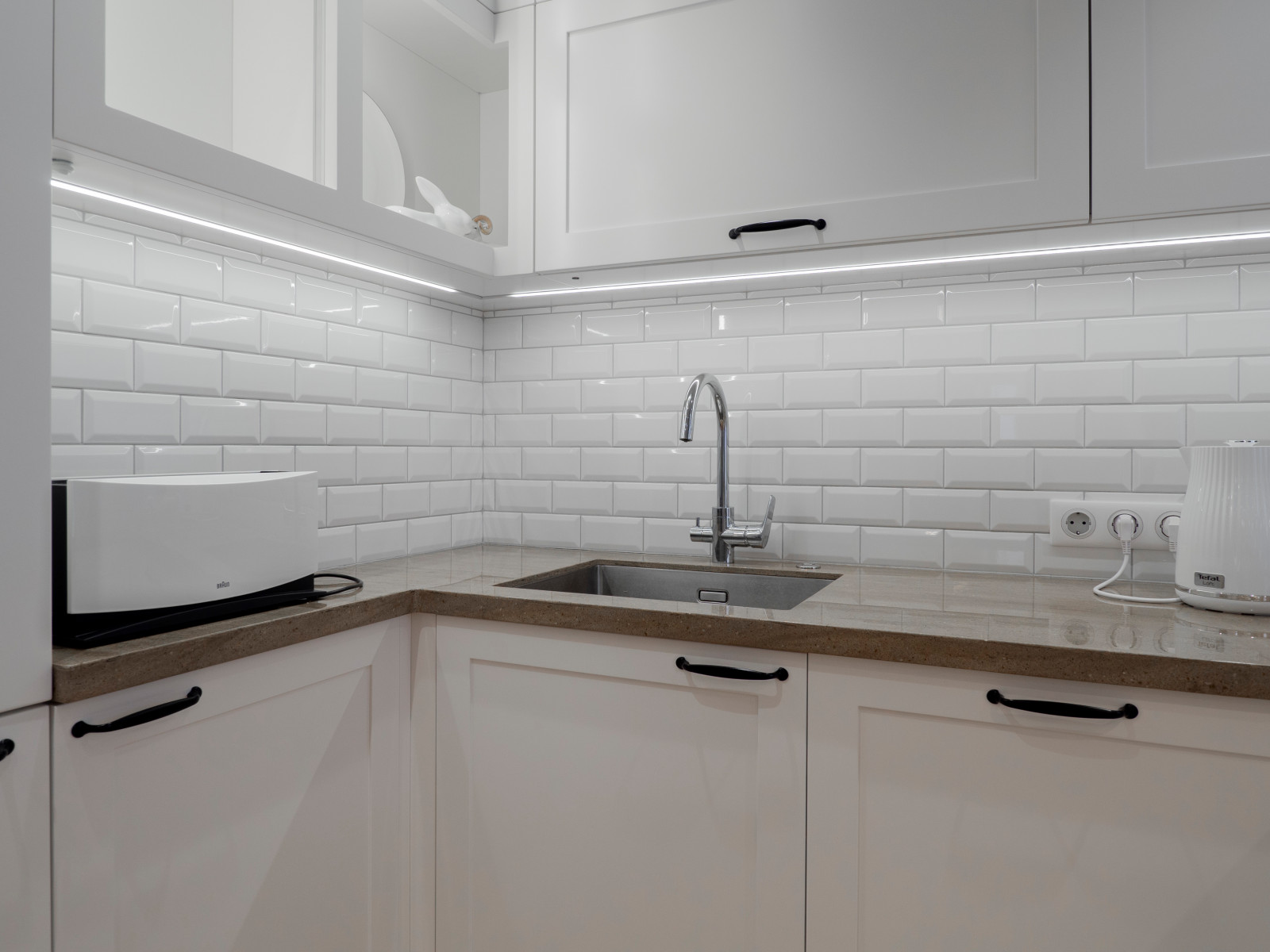 Стильная неоклассическая кухне в белом цвете