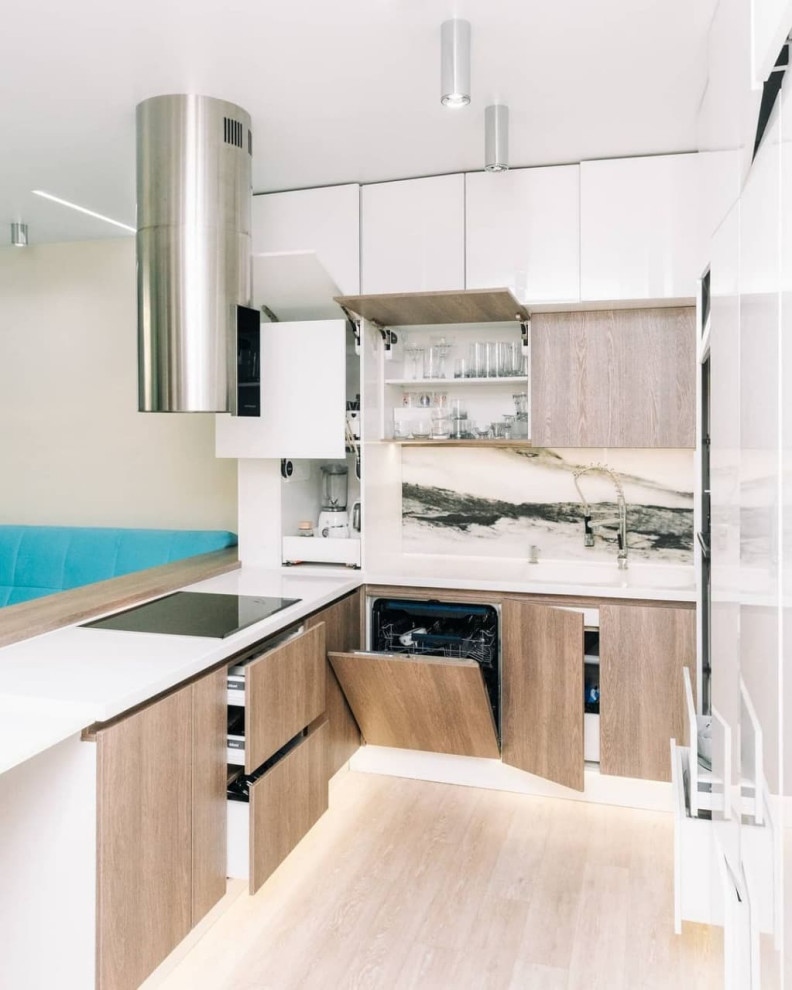 Большая белая п-образная кухня с островом, барной стойкой и витриной