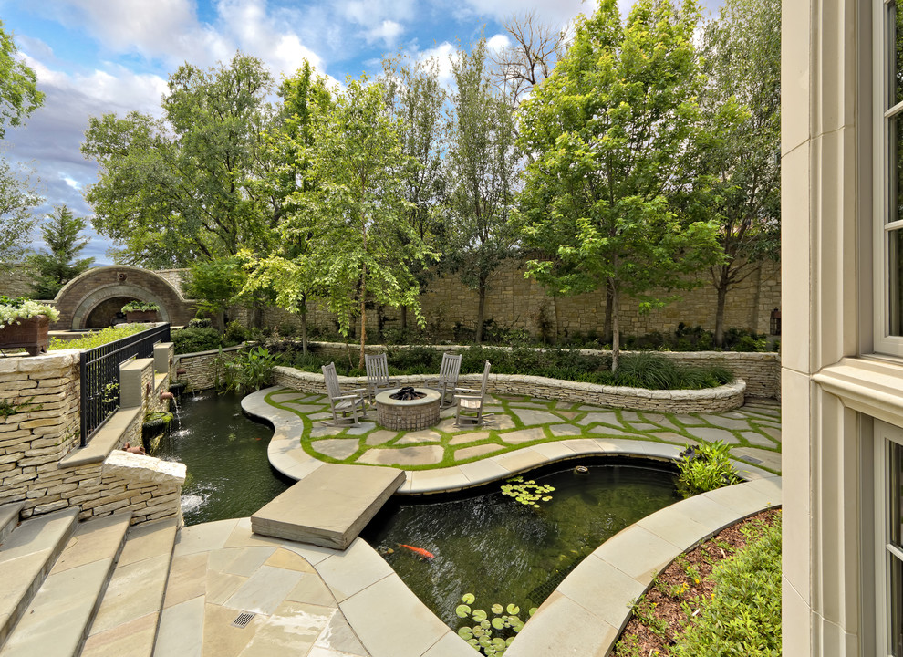 Design ideas for a traditional garden in Dallas with a water feature.
