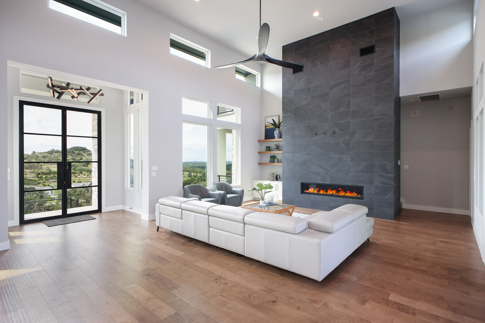 Modern: 4,950 ft², 4 BR/4 BA/2 ST home