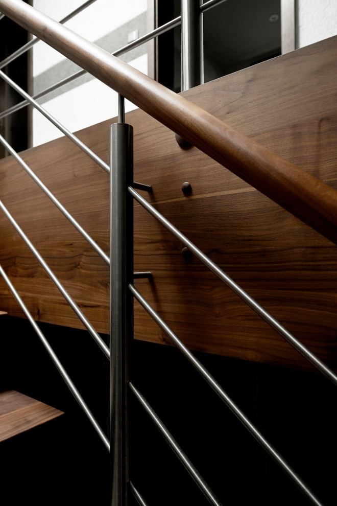 Консольная лестница из ореха с балюстрадой из нержавеющей стали