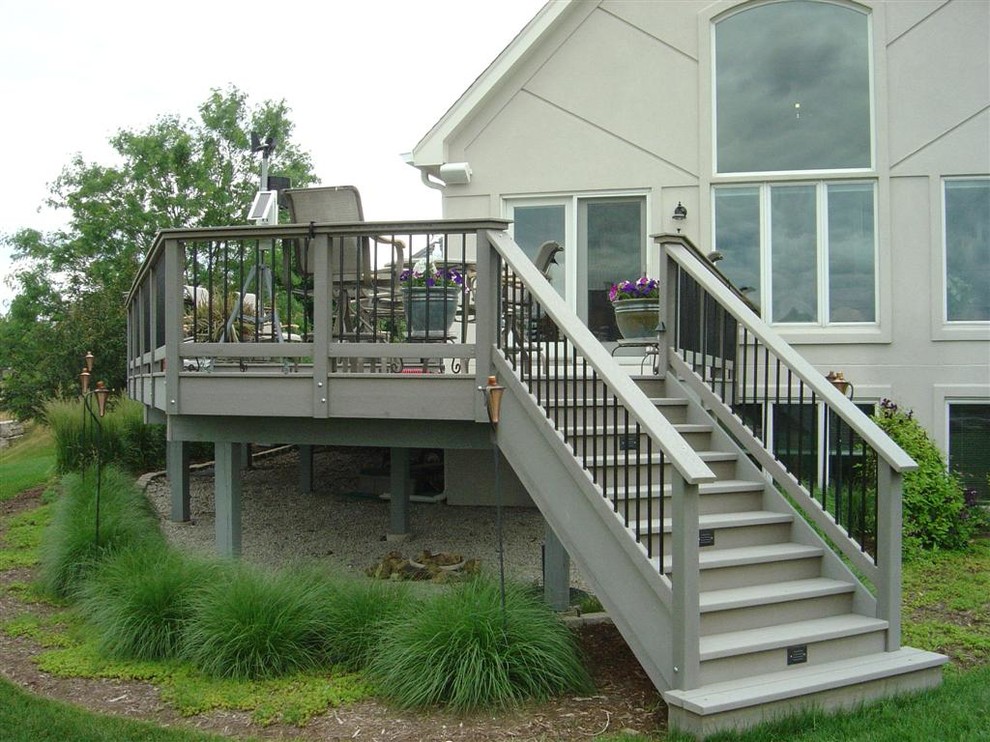 Photo of a traditional deck in Chicago.