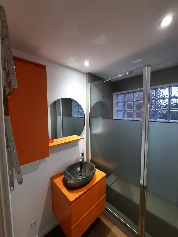 Идея дизайна: маленькая главная ванная комната в современном стиле с оранжевыми фасадами, душем без бортиков, полом из винила, разноцветным полом, тумбой под одну раковину и подвесной тумбой для на участке и в саду
