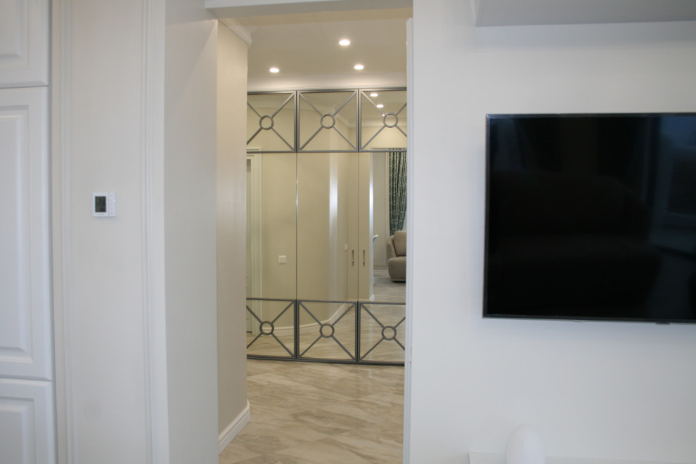 Белая неоклассика с оттенком морской волны