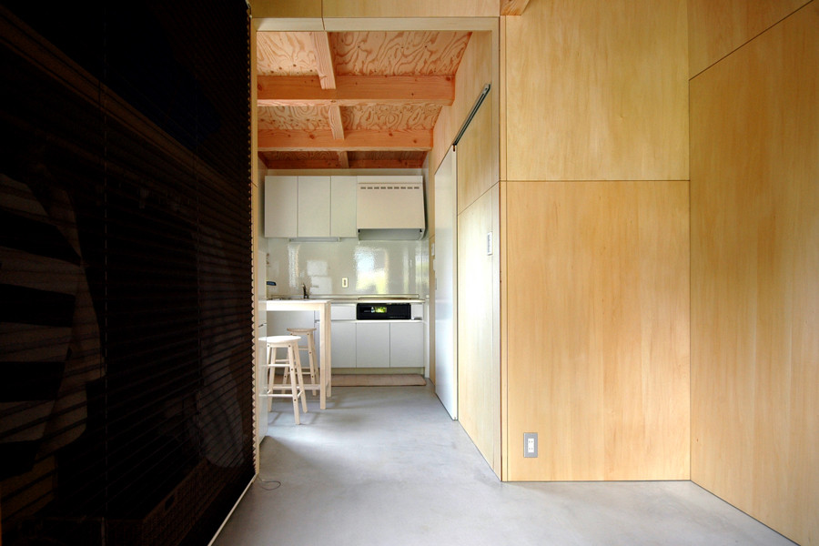 Foto di una piccola sala da pranzo aperta verso la cucina moderna con pavimento in legno massello medio