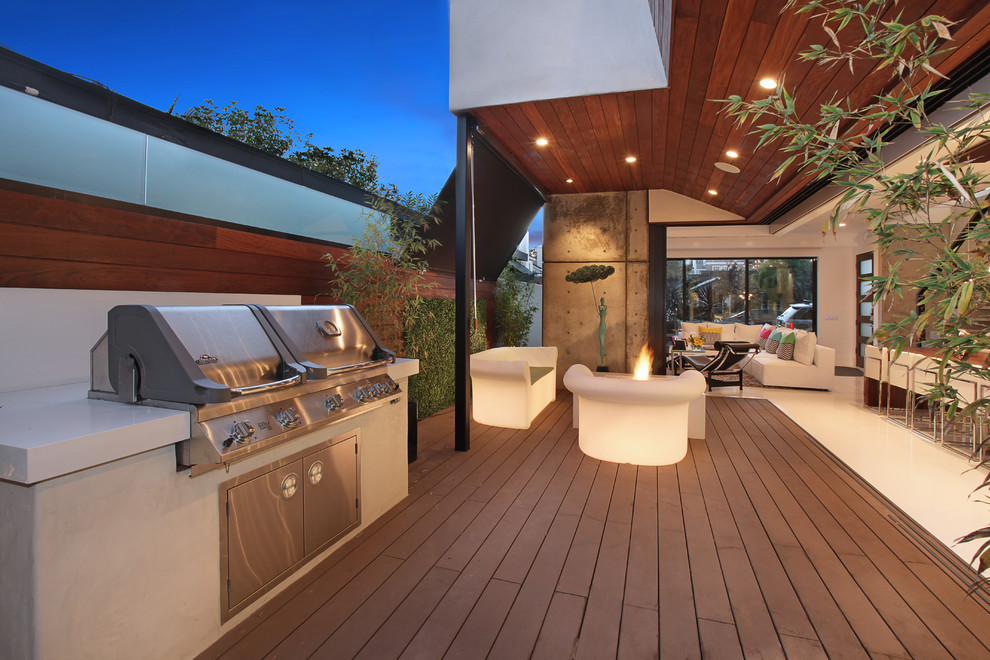 Photo of a contemporary deck in Orange County.
